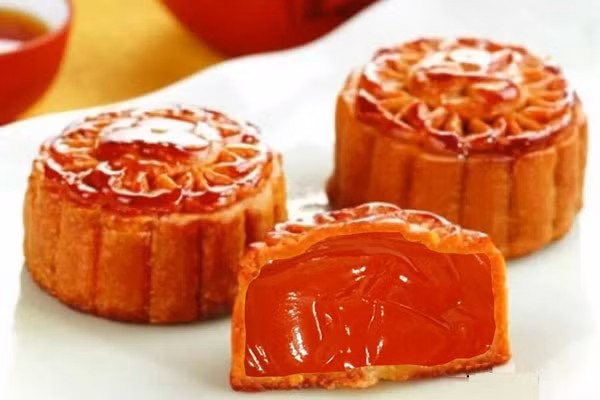 Một số loại nhân được ghép vào như tương ớt, thịt chưng mắm tép, hành phi,....làm nhiều người không nhịn nổi cười.