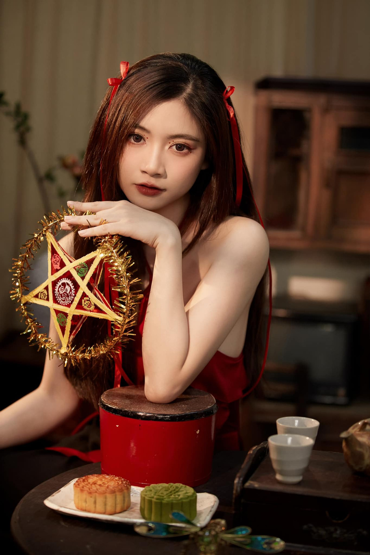 Vào dịp Trung thu năm 2019, những hình ảnh chụp trên phố Hàng Mã của hot girl Nguyễn Bùi Nam Phương từng gây bão MXH khi cô hoá thân thành "chị Hằng".