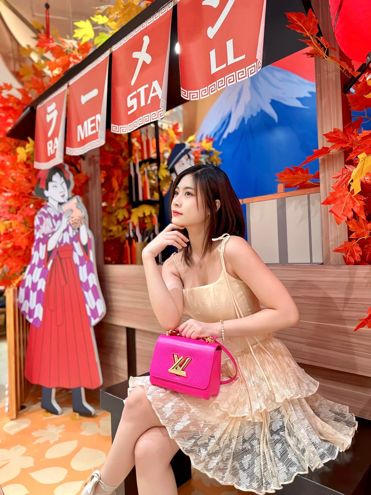 Không chỉ xinh đẹp, giỏi giang mà Nguyễn Bùi Nam Phương còn được “đồn đoán” là có gia thế cực khủng. Ảnh: FBNV