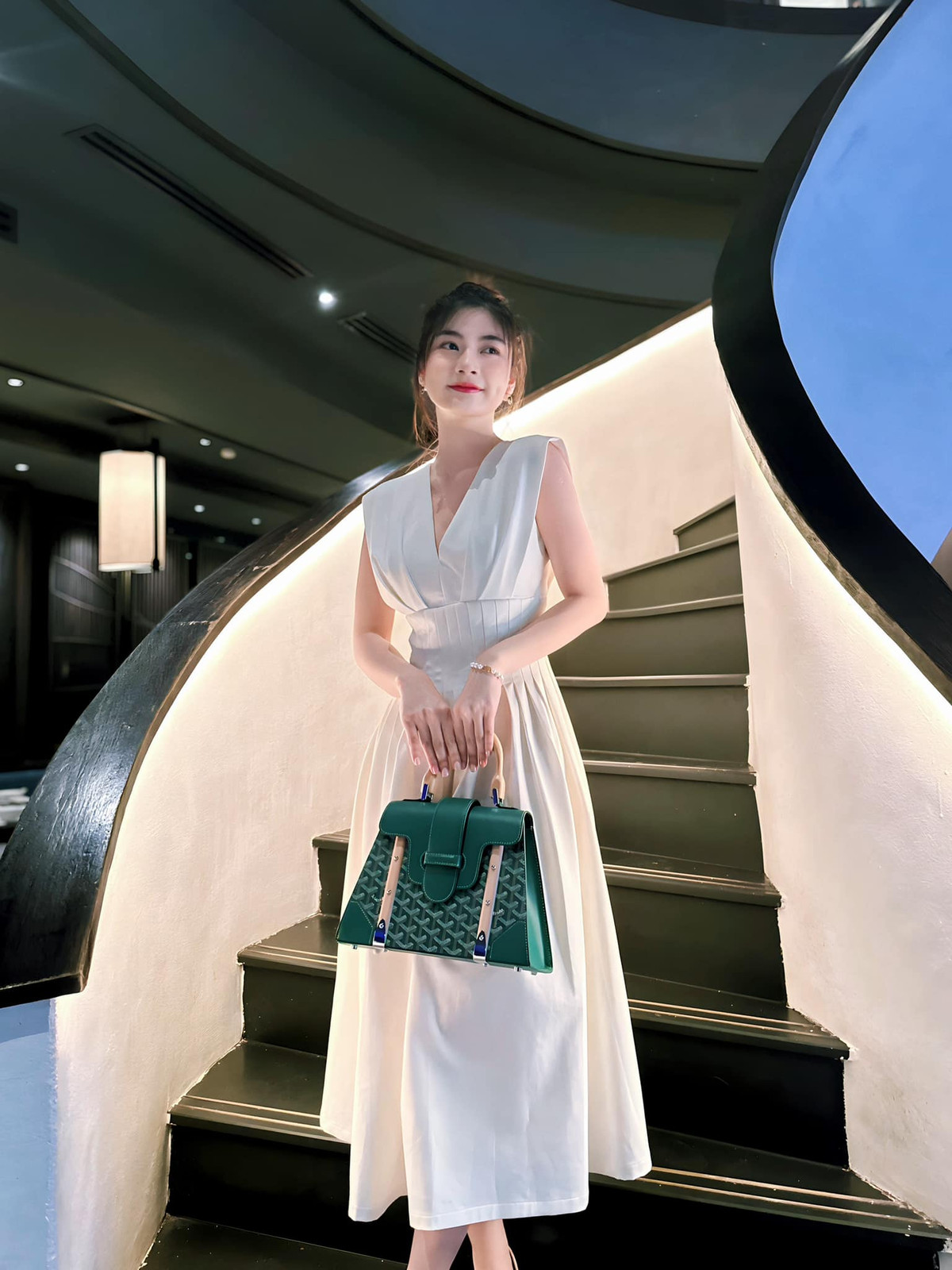 Ở thời điểm hiện tại, nhan sắc của cô gần như không thay đổi nhiều với gương mặt xinh xắn, má lúm đáng yêu.