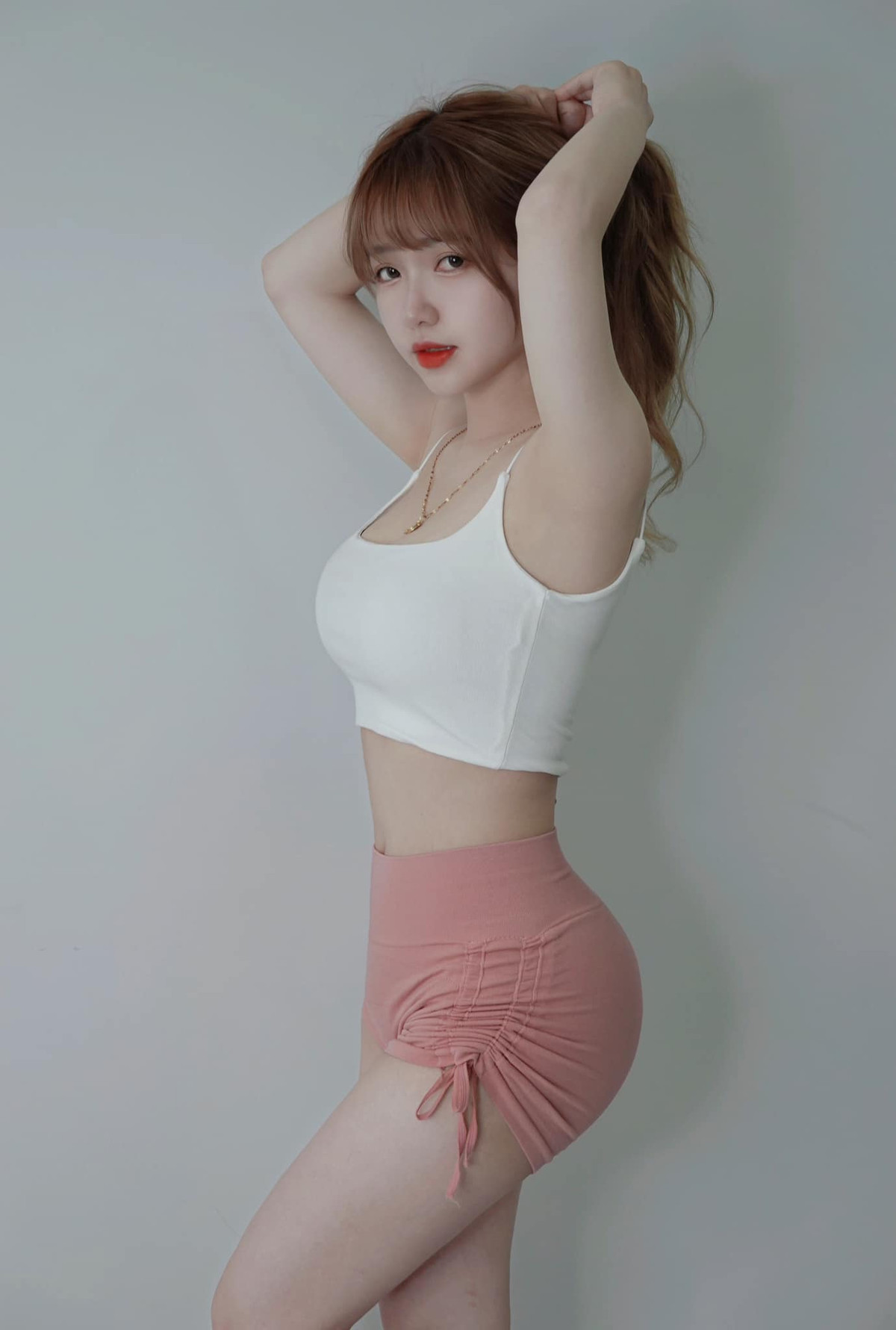 Thùy Trang cũng thường xuyên chia sẻ hình ảnh, video tập gym trên mạng xã hội, truyền cảm hứng luyện tập đến mọi người.