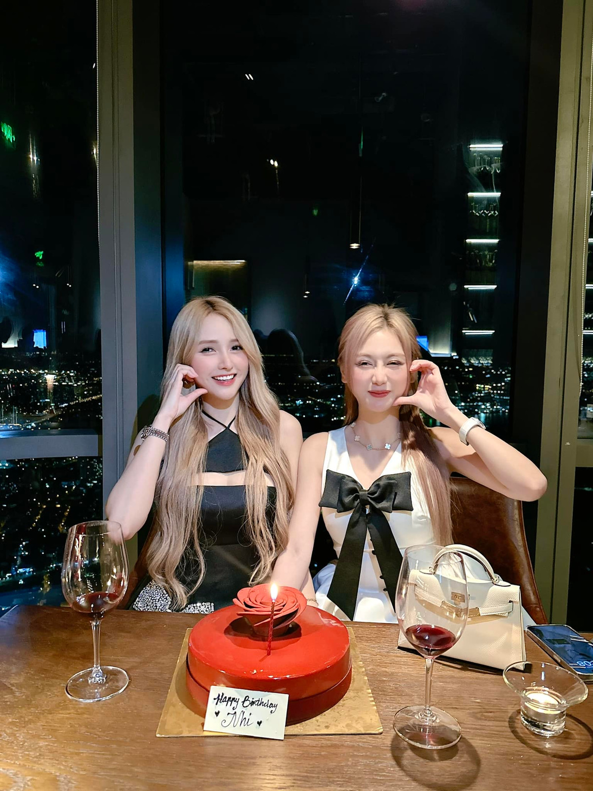 Nguyễn Phi Yến sở hữu hơn 966 ngàn người theo dõi, là một trong những hot girl đang được chú ý trên không gian mạng Việt Nam từ lâu.