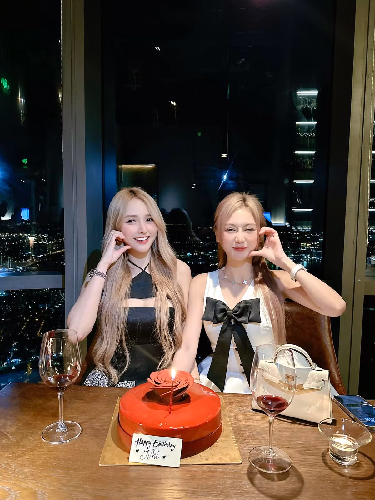 Nguyễn Phi Yến sở hữu hơn 966 ngàn người theo dõi, là một trong những hot girl đang được chú ý trên không gian mạng Việt Nam từ lâu.