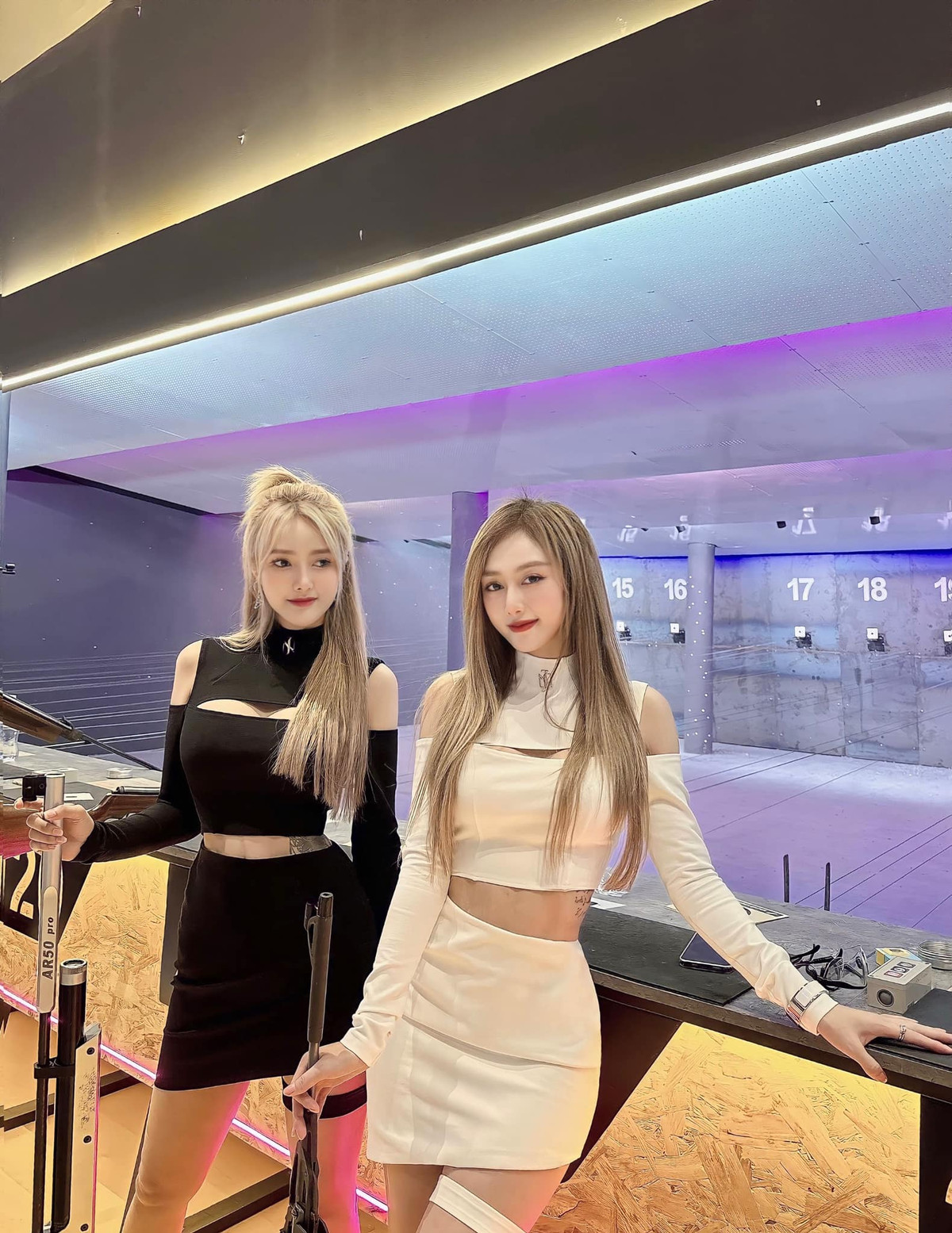 Mỗi hình ảnh của cả hai đều nhận được hàng nghìn lượt tương tác.