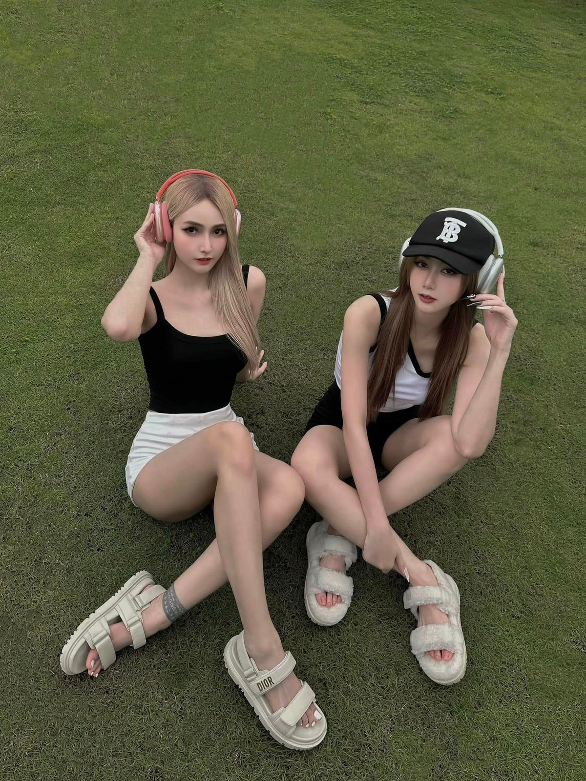 Phi Yến và chị gái còn đọ đường cong bốc lửa hơn với những set đồ hàng hiệu sang chảnh.