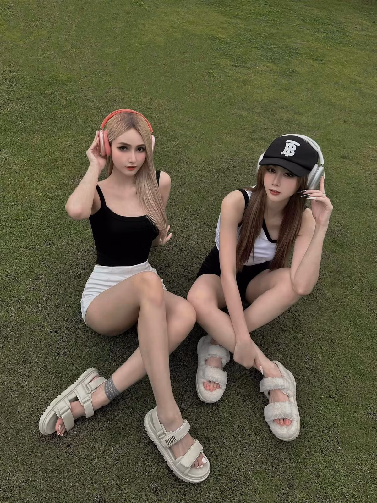 Phi Yến và chị gái còn đọ đường cong bốc lửa hơn với những set đồ hàng hiệu sang chảnh.