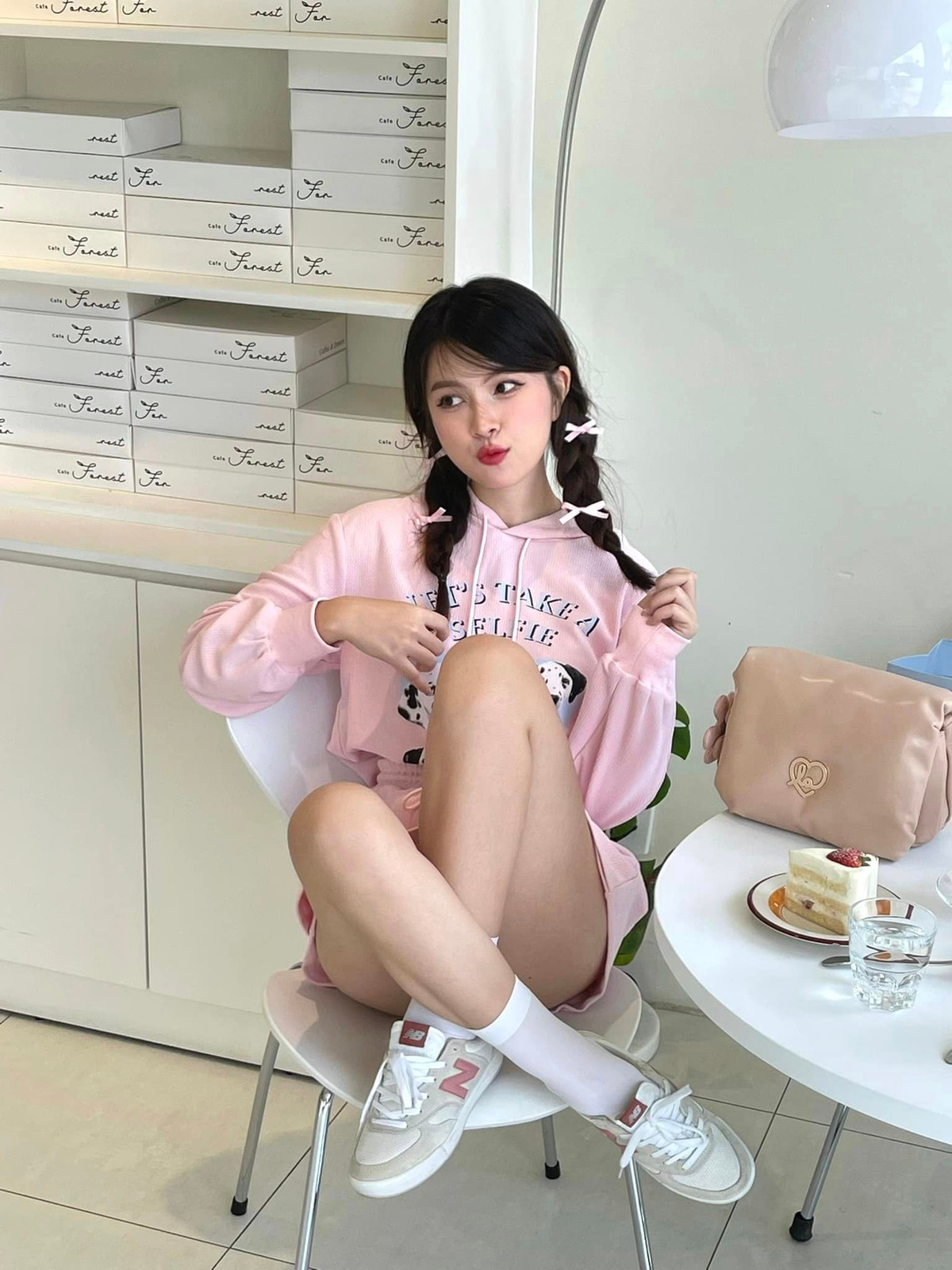 Cô và cầu thủ Lê Minh Bình đã có nhiều năm bên nhau nhưng mới đây mới công khai tình cảm. Ảnh: FBNV