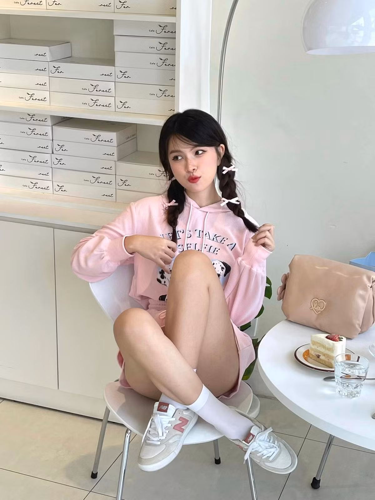 Cô và cầu thủ Lê Minh Bình đã có nhiều năm bên nhau nhưng mới đây mới công khai tình cảm. Ảnh: FBNV