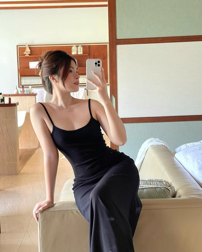 Thụy Hân sở hữu vóc dáng gợi cảm, nuột nà. Cô nàng theo đuổi gu thời trang nữ tính, không kém phần nóng bỏng.