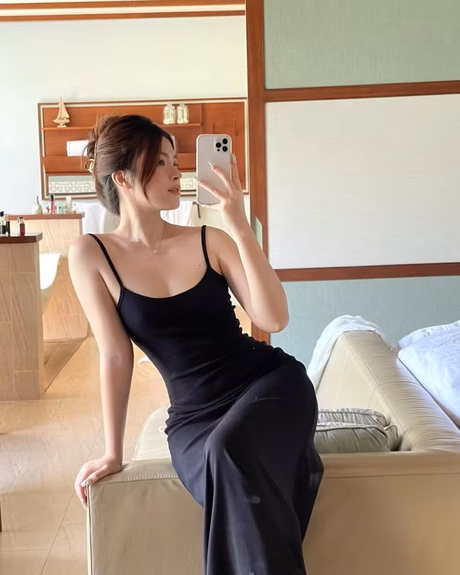 Thụy Hân sở hữu vóc dáng gợi cảm, nuột nà. Cô nàng theo đuổi gu thời trang nữ tính, không kém phần nóng bỏng.