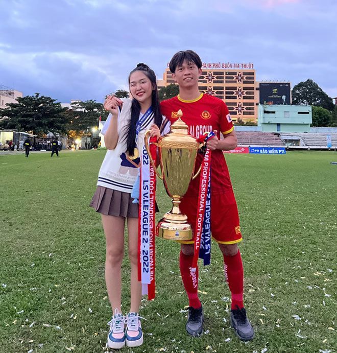 Mỹ Quyên từng tốt nghiệp chuyên ngành Luật của trường Đại học Trà Vinh. Cô nàng sau đó theo đuổi con đường nghệ thuật và khá thành công.