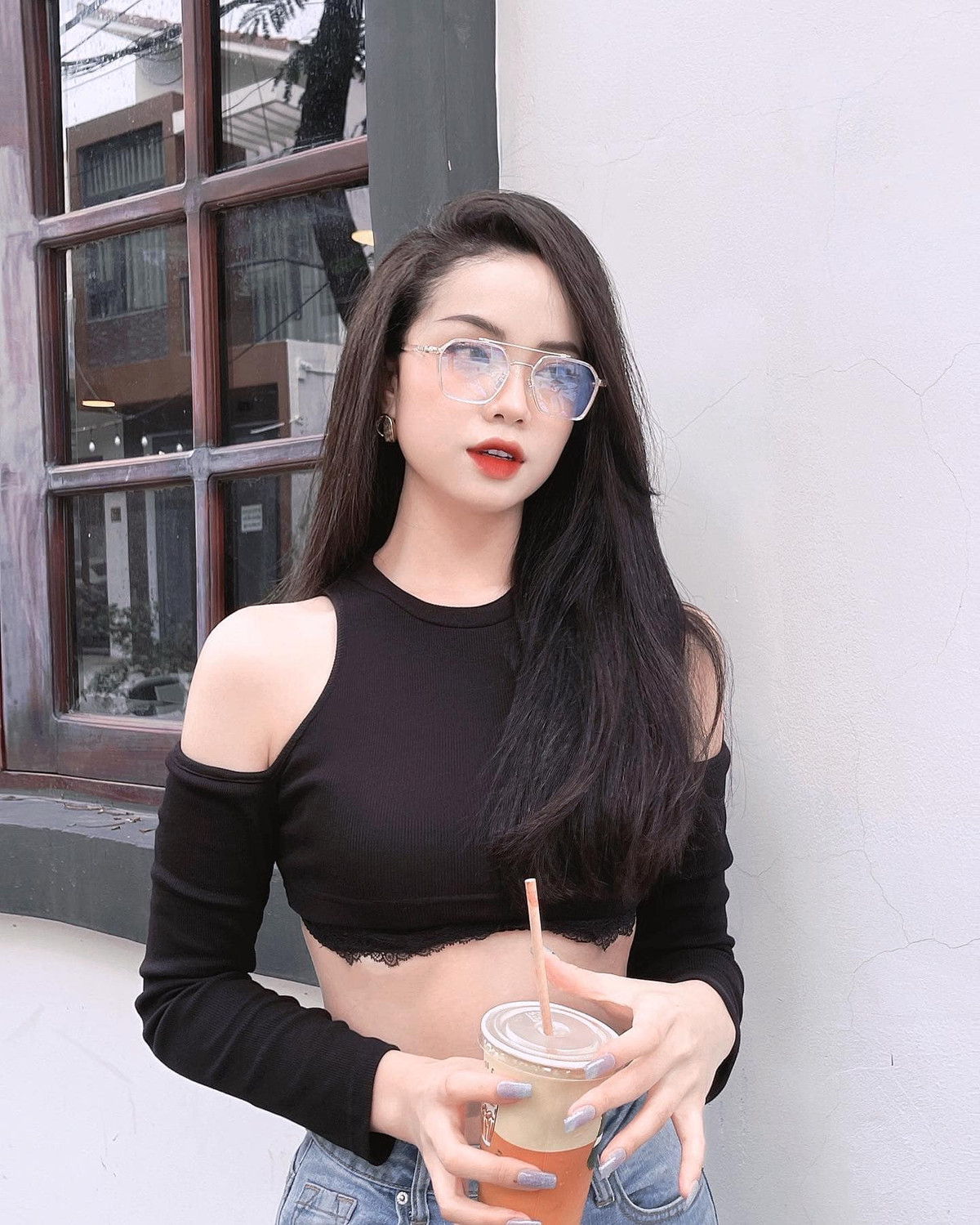 Trên trang cá nhân, cô thường xuyên đăng tải những hình ảnh diện trang phục gợi cảm, đặc biệt là váy/áo tôn vòng 1, khai thác vẻ đẹp hình thể tối đa. Ảnh: FBNV