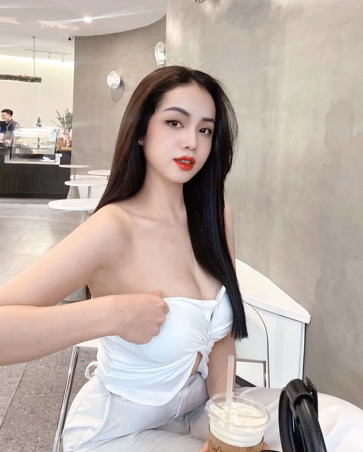 Ngoại hình xinh đẹp giúp cô nàng gặp nhiều thuận lợi trong công việc. Tuy nhiên, điều cô chú trọng vẫn là trau dồi tri thức, kỹ năng sống.