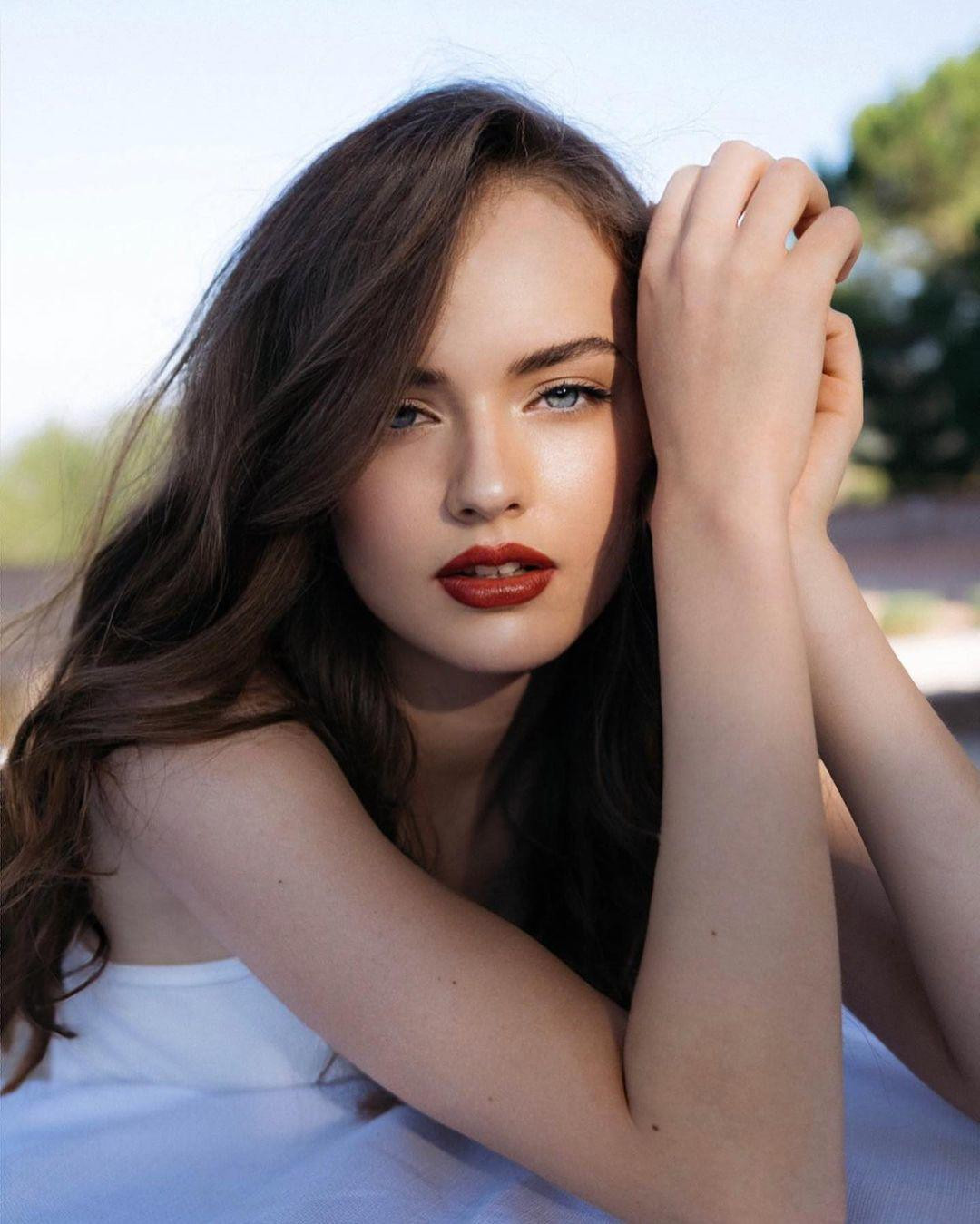 Hầu hết đều cho rằng bé gái xinh đẹp một thời Kristina Pimenova dậy thì thành công.