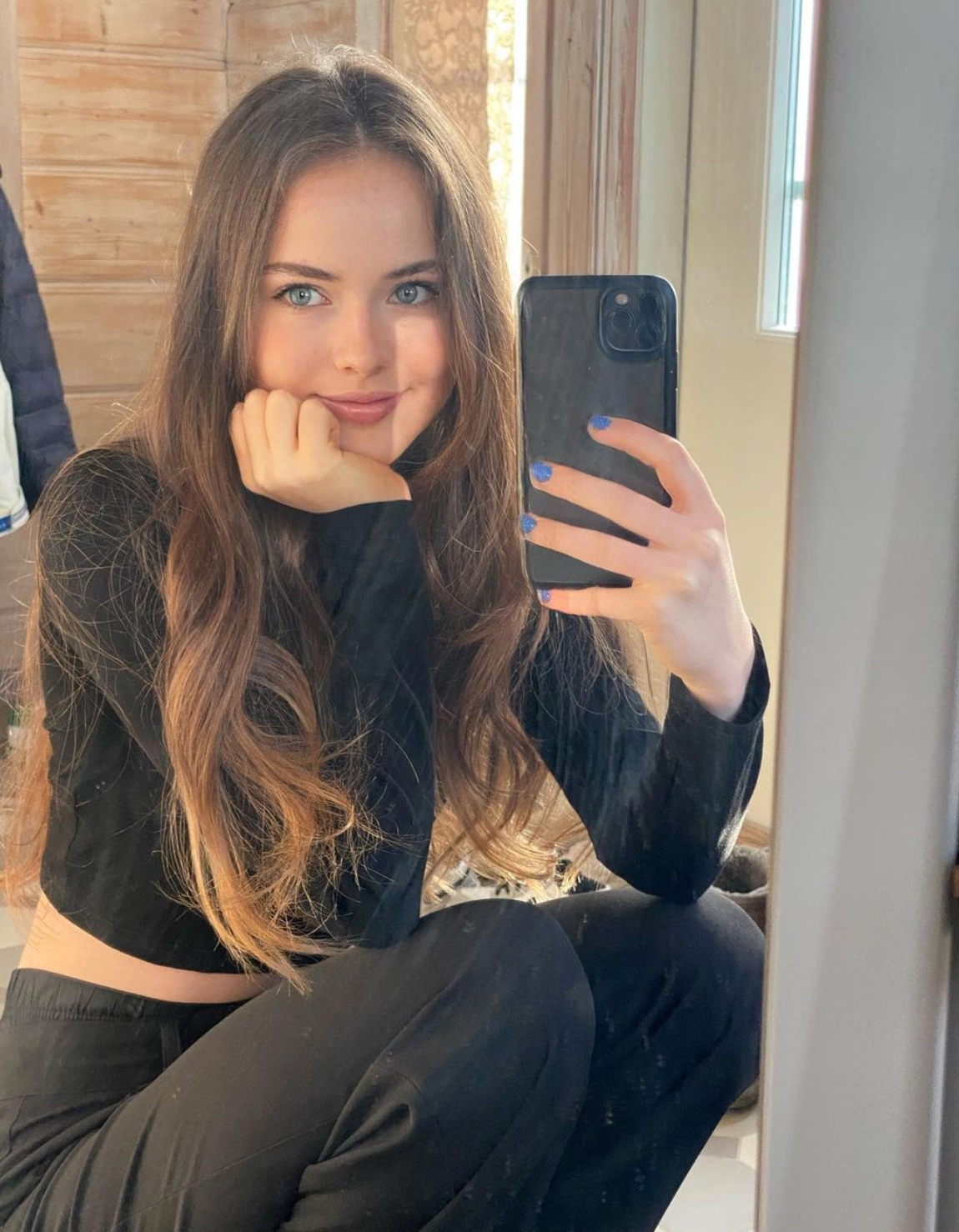 Những nét đẹp của Kristina Pimenova ngày một trổ sắc hơn khi cô bé lớn dần, càng lớn càng thanh tú, cuốn hút.