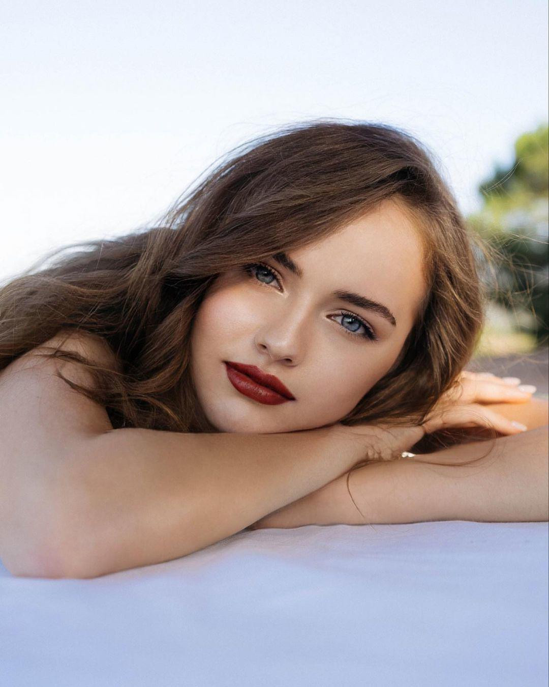 Ở tuổi 18 cô vẫn sở hữu đường nét gương mặt đẹp với đôi mắt màu xanh, sống mũi cao, cằm V line và làn da trắng mịn nhưng thanh thoát và hoàn thiện hơn.