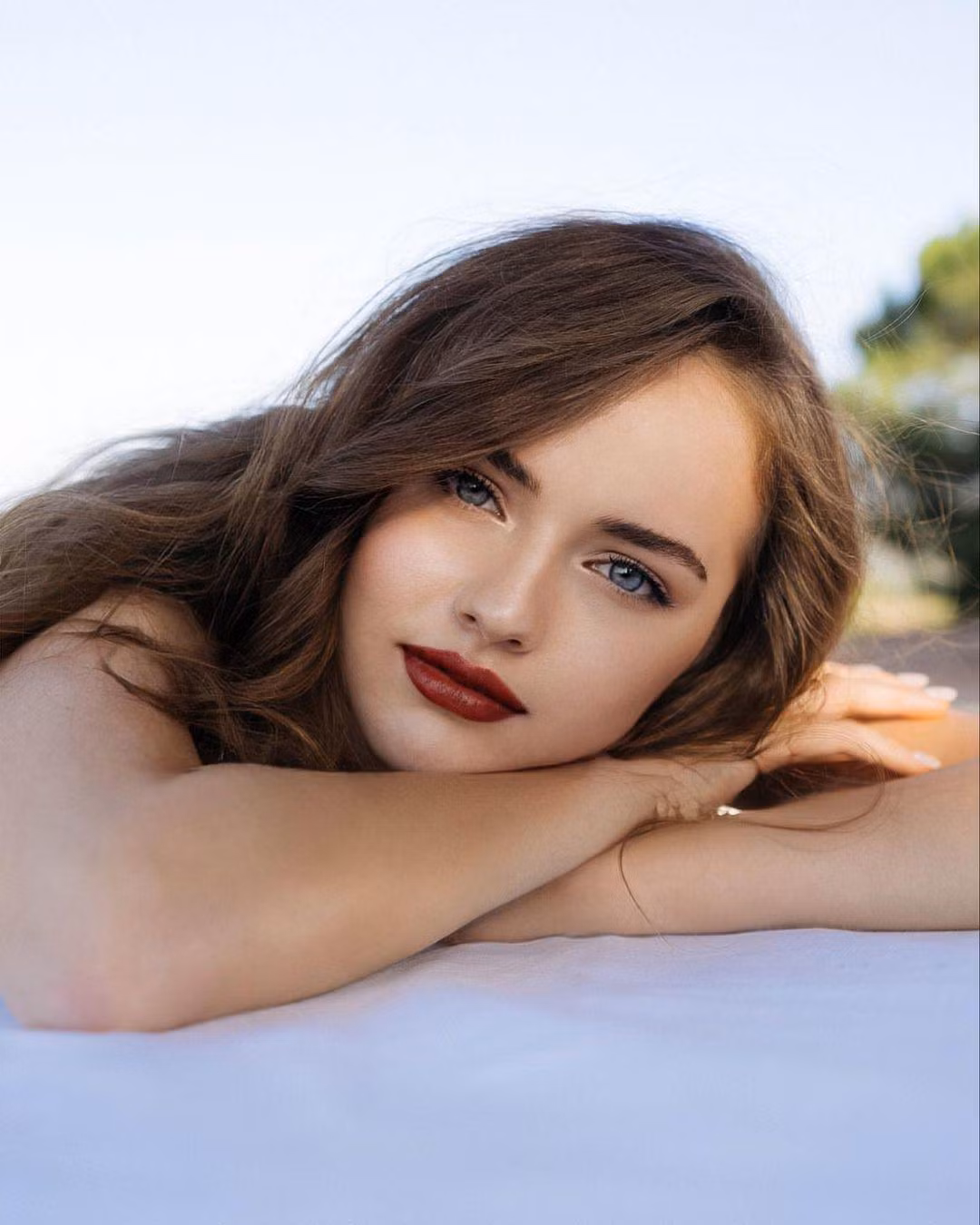 Ở tuổi 18 cô vẫn sở hữu đường nét gương mặt đẹp với đôi mắt màu xanh, sống mũi cao, cằm V line và làn da trắng mịn nhưng thanh thoát và hoàn thiện hơn.