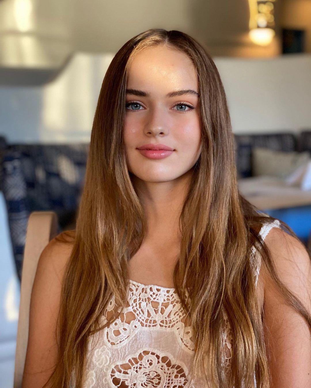 Nếu lúc bé là những nét đẹp đáng yêu thì khi đến tuổi dậy thì Kristina Pimenova toát lên được khí chất của một thiếu nữ.