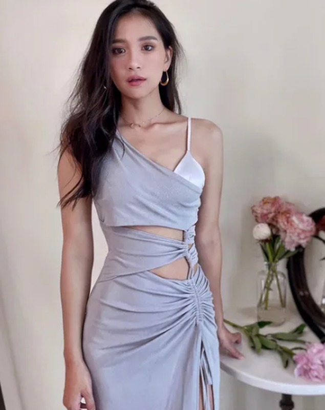 Gương mặt xinh đẹp đúng chuẩn V-line, đôi mắt to trong trẻo của cô lúc nào cũng long lanh.