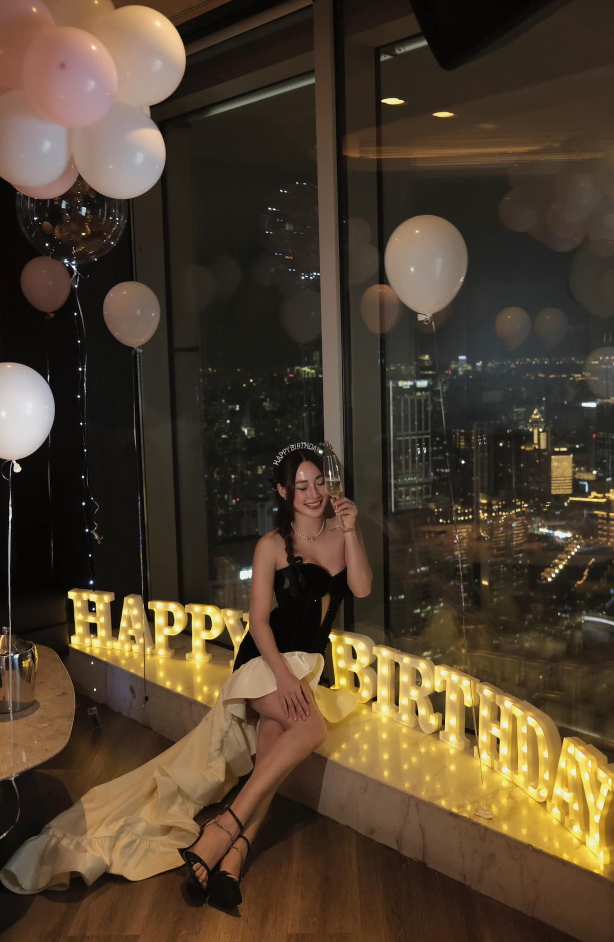 Cô lựa chọn đi theo hình ảnh trưởng thành, quyến rũ hơn trước. Người đẹp "lột xác" với những bộ đồ thời trang được thiết kế táo bạo, phá cách