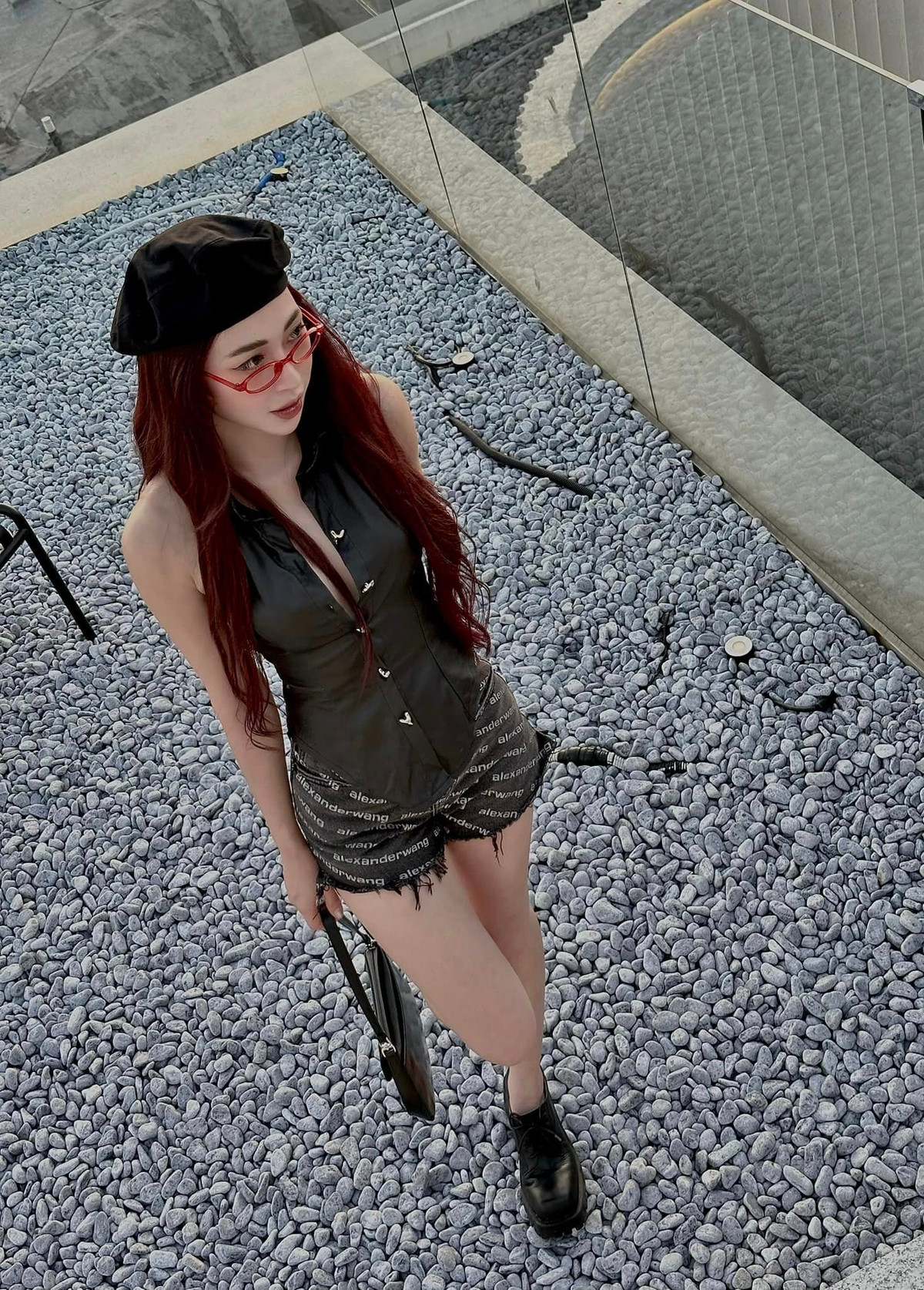 Cô tận hưởng cuộc sống với những chuyến đi chơi xa hoa, đắt đỏ cùng hội bạn thân nổi tiếng.