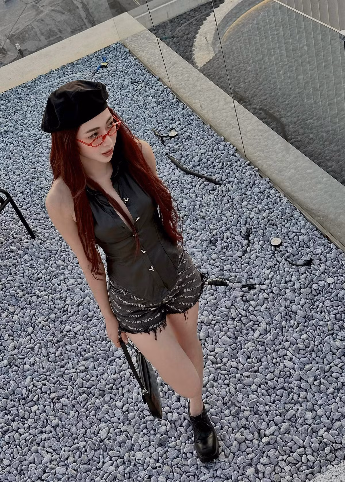 Cô tận hưởng cuộc sống với những chuyến đi chơi xa hoa, đắt đỏ cùng hội bạn thân nổi tiếng.