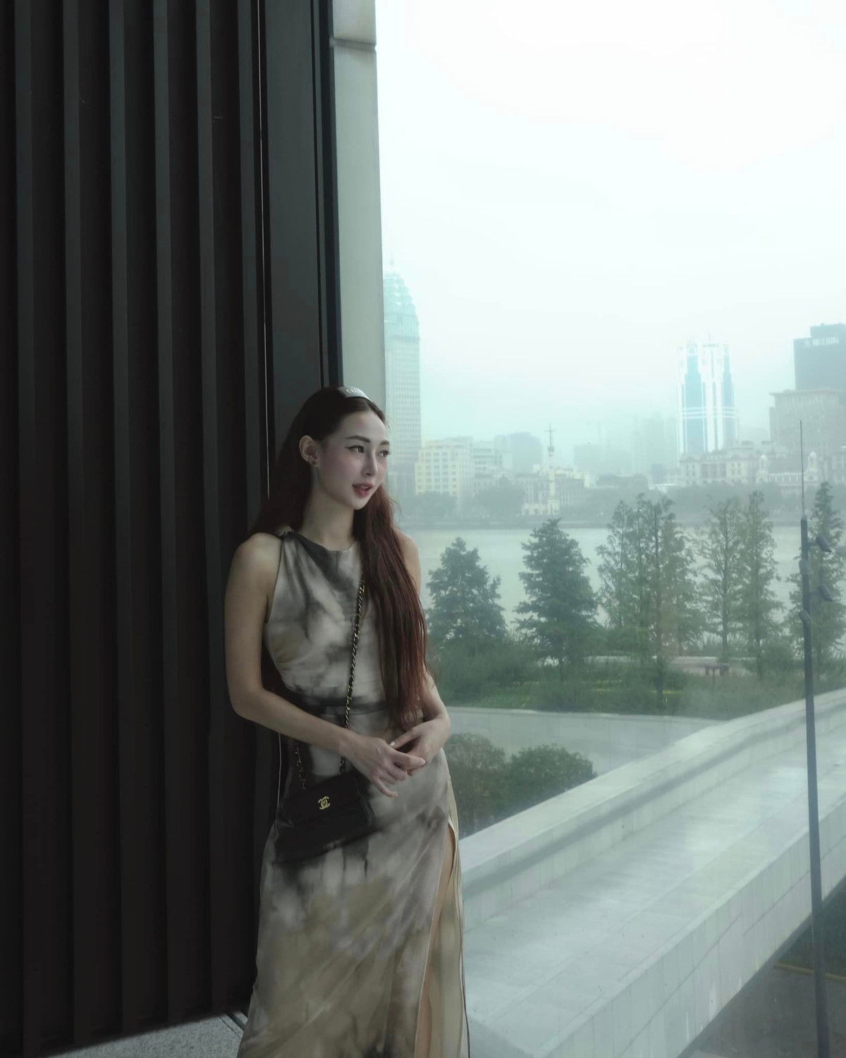 Người đẹp sinh năm 1993 nhanh chóng có được cuộc sống sang chảnh, thường xuyên đi du lịch nước ngoài.