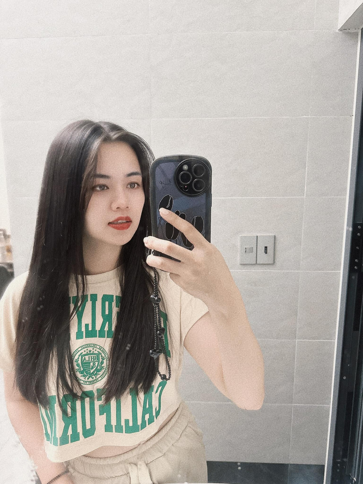 Thùy Phương được khen là người phụ nữ đảm đang, khéo léo vun vén cho gia đình nhỏ. Bà xã Quế Ngọc Hải cho biết, vợ chồng cô rất ít khi xảy ra mâu thuẫn vì cả hai đã hiểu rõ về nhau. Ảnh: FBNV