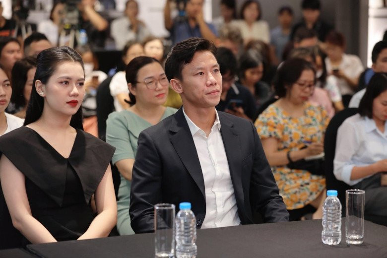 So với các nàng WAG khác thì Thùy Phương là bóng hồng có phong cách ăn mặc khá hiền dịu cho dù cô có xuất thân là hoa khôi.