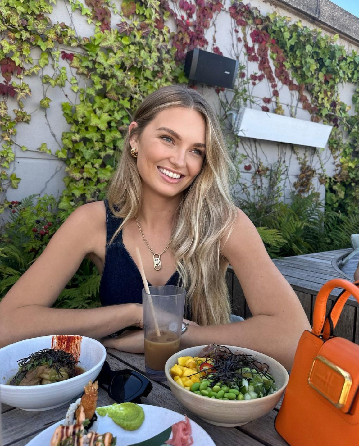 Strijd có hơn 8 triệu fans trên Instagram. Cô lập kênh YouTube của mình vào ngày 16 tháng 7 năm 2017.