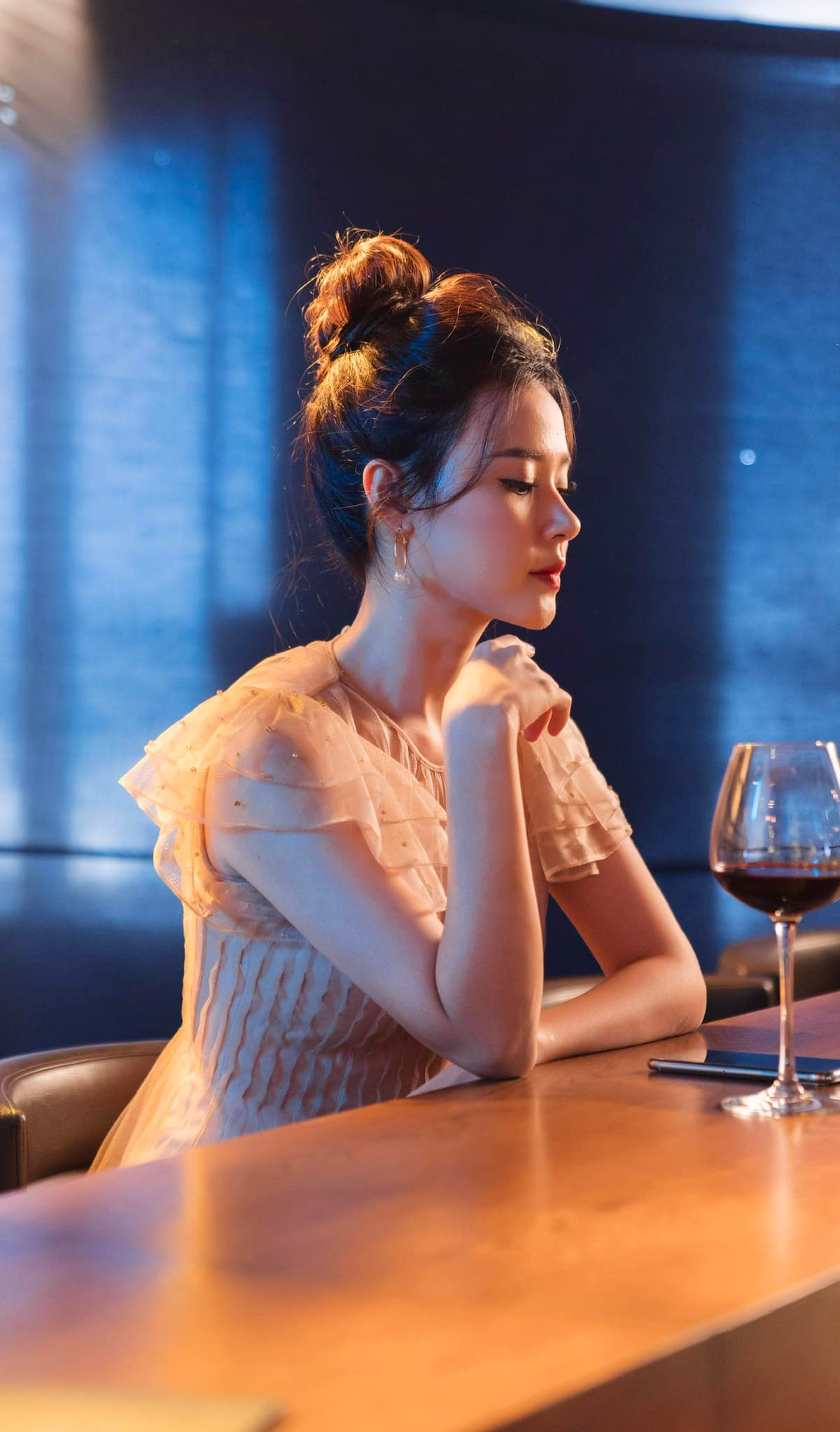 Midu đang dần thay đổi phong cách, rũ bỏ hình ảnh một cô gái dịu dàng, thanh thuần với các thiết kế "kín cổng cao tường" để hướng tới những bộ trang phục cut-out gợi cảm.