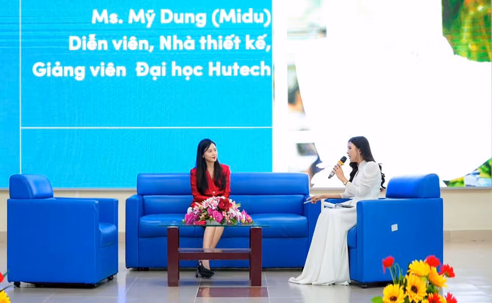 Midu cho biết cô chính thức làm giảng viên vào tháng 5/2017, giảng dạy ngành Thiết kế thời trang của Khoa Kiến trúc Mỹ thuật - ĐH Công nghệ TP.HCM - Hutech.