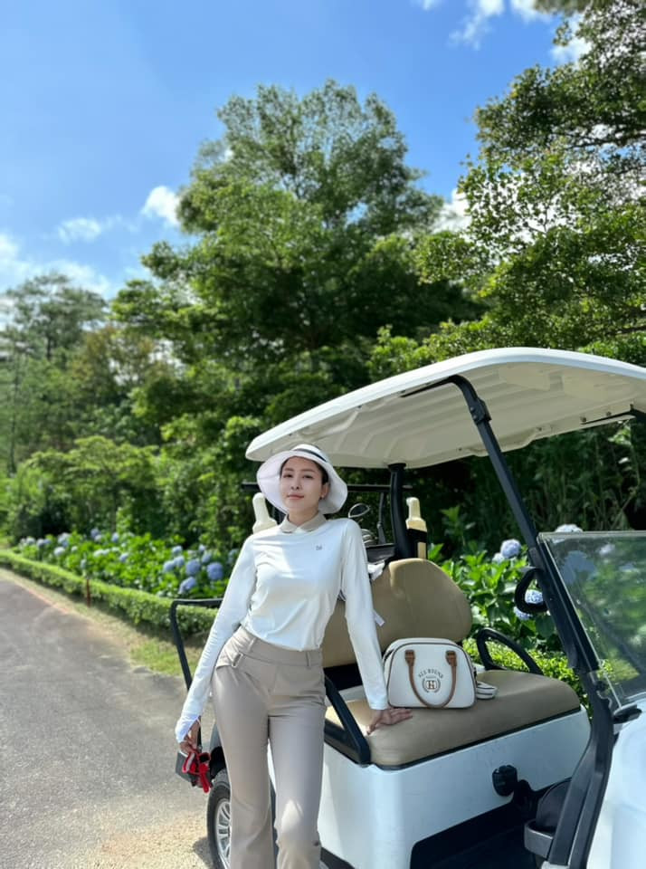 Bên cạnh đó, Trâm Anh cũng trả lời những nghi vấn về việc chơi golf để cặp đại gia. Theo đó, nàng hot girl nêu rõ quan điểm: ''Thật ra, với những chị em mà mình quen biết thì họ cũng đã có nguồn kinh tế ổn định thì mới chơi bộ môn này. Còn với suy nghĩ 'ra sân golf để làm quen với đại gia', theo mình chỉ có người không chơi golf mới nghĩ thế thôi...".