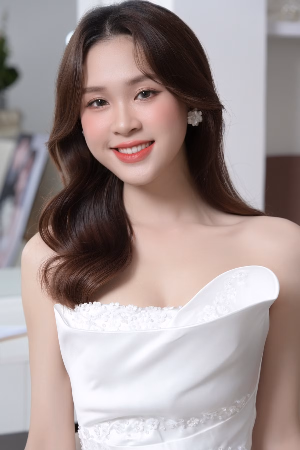 Cô nàng hiện đang làm cộng tác viên ở Đài Phát thanh và Truyền hình Nghệ An với vai trò MC.