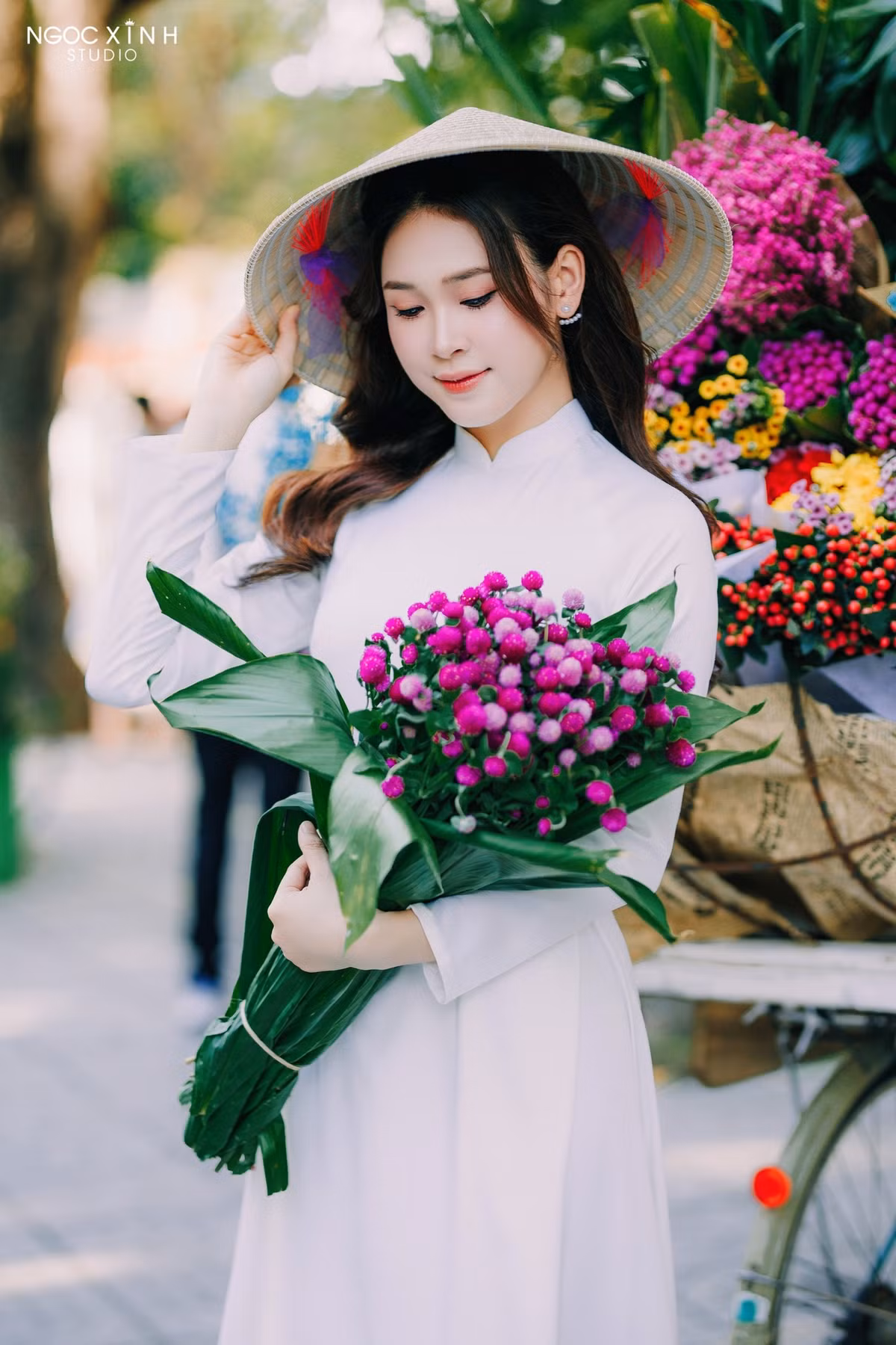 Bên cạnh body đẹp nhờ chăm chỉ tập luyện thì gương mặt xinh xắn với nụ cười tươi như hoa, làn da trắng mịn cũng giúp Thảo Vi thu hút được lượng fan đông đảo.