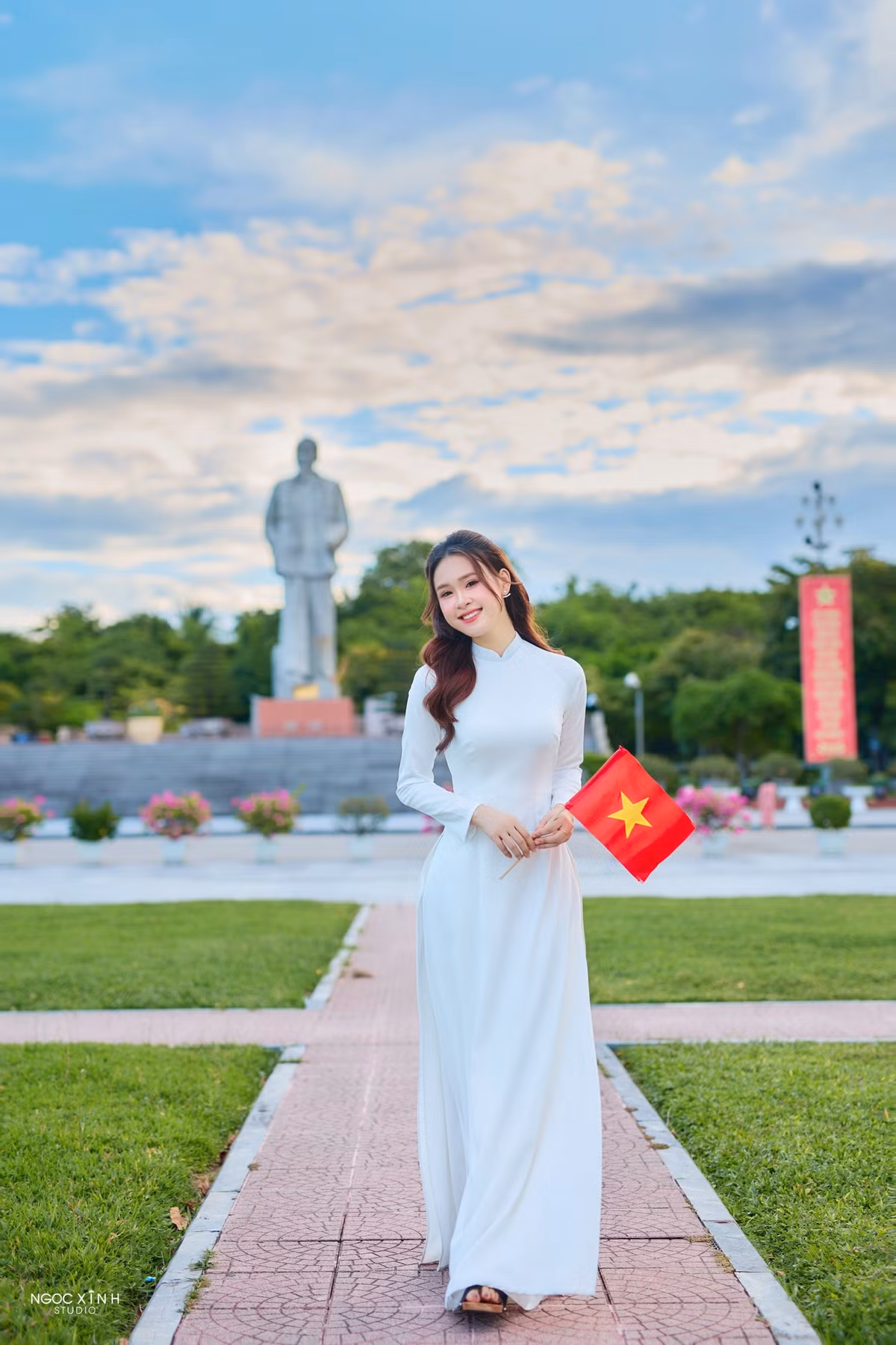 Nữ MC xinh đẹp này từng "gây sốt" mạng xã hội với loạt ảnh chụp tại nơi làm việc.