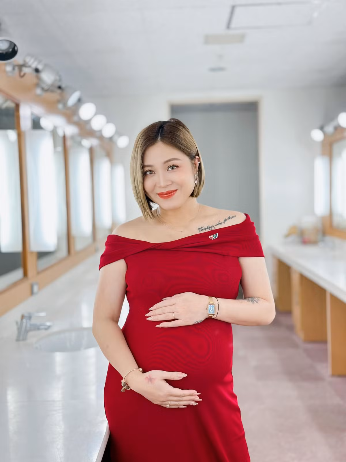 MC Hoang Linh mac ao tam khoe bung bau, lo hinh xam “khung“