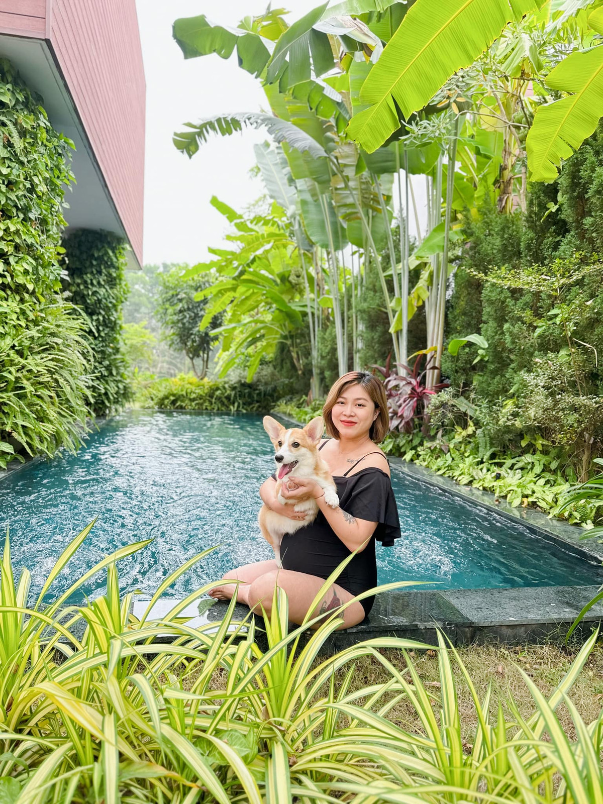 Mới đây, "mẹ ỏng" gây chú ý khi khoe ảnh diện áo tắm, ôm bụng bầu tròn xinh.