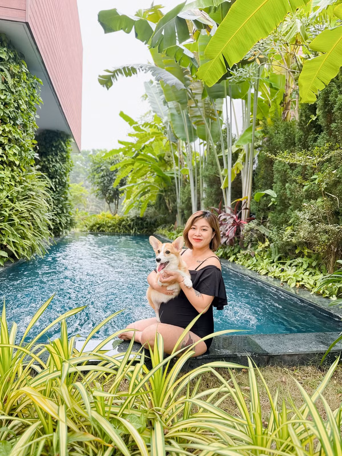 Mới đây, "mẹ ỏng" gây chú ý khi khoe ảnh diện áo tắm, ôm bụng bầu tròn xinh.