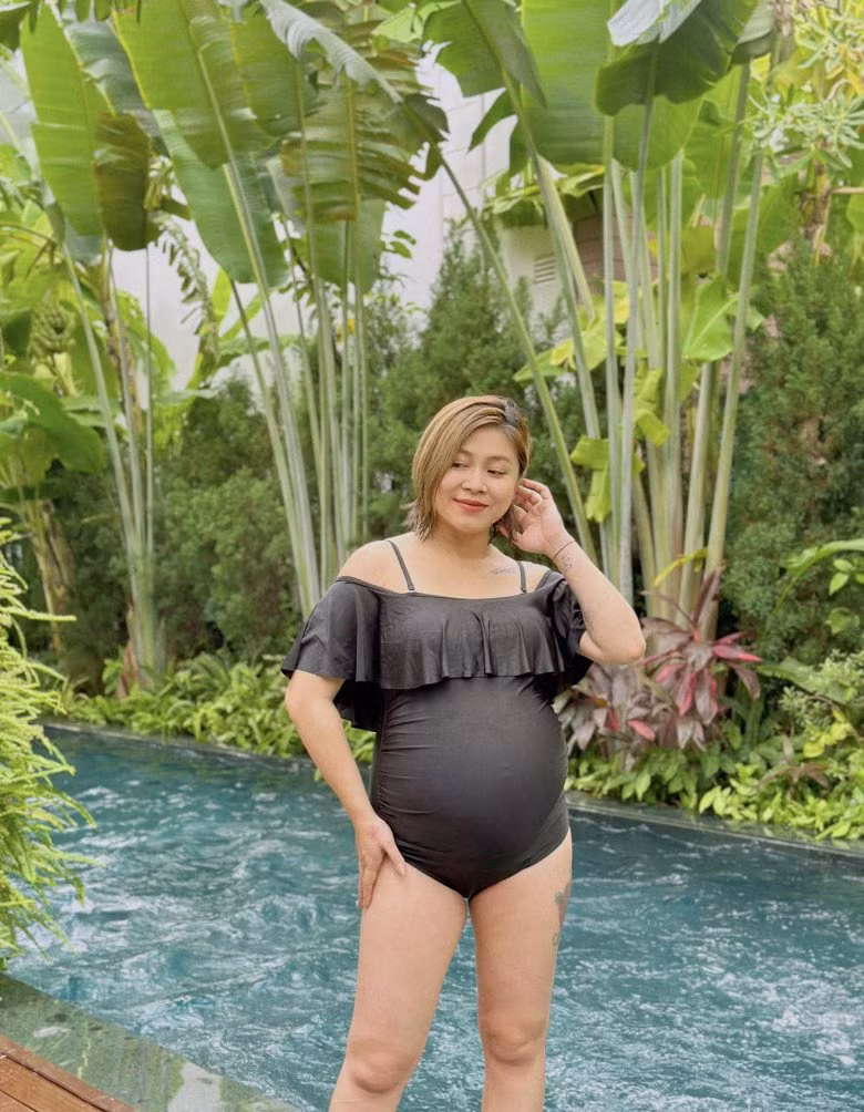 Đặc biệt, cô cũng táo bạo khoe hình xăm hoa hồng vô cùng cá tính ở đùi.