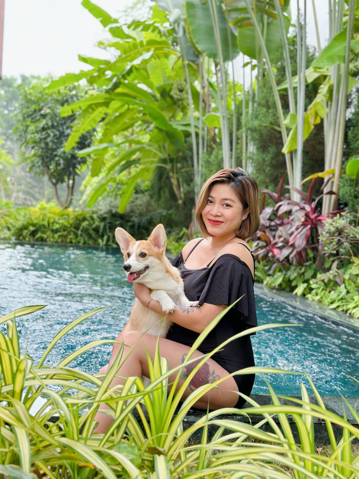 MC Hoàng Linh cho biết, khoảng 2 tuần nữa cô "lâm bồn". Cận kề sinh nở nhưng mẹ bầu vẫn tự tin diện áo tắm khoe vóc dáng.