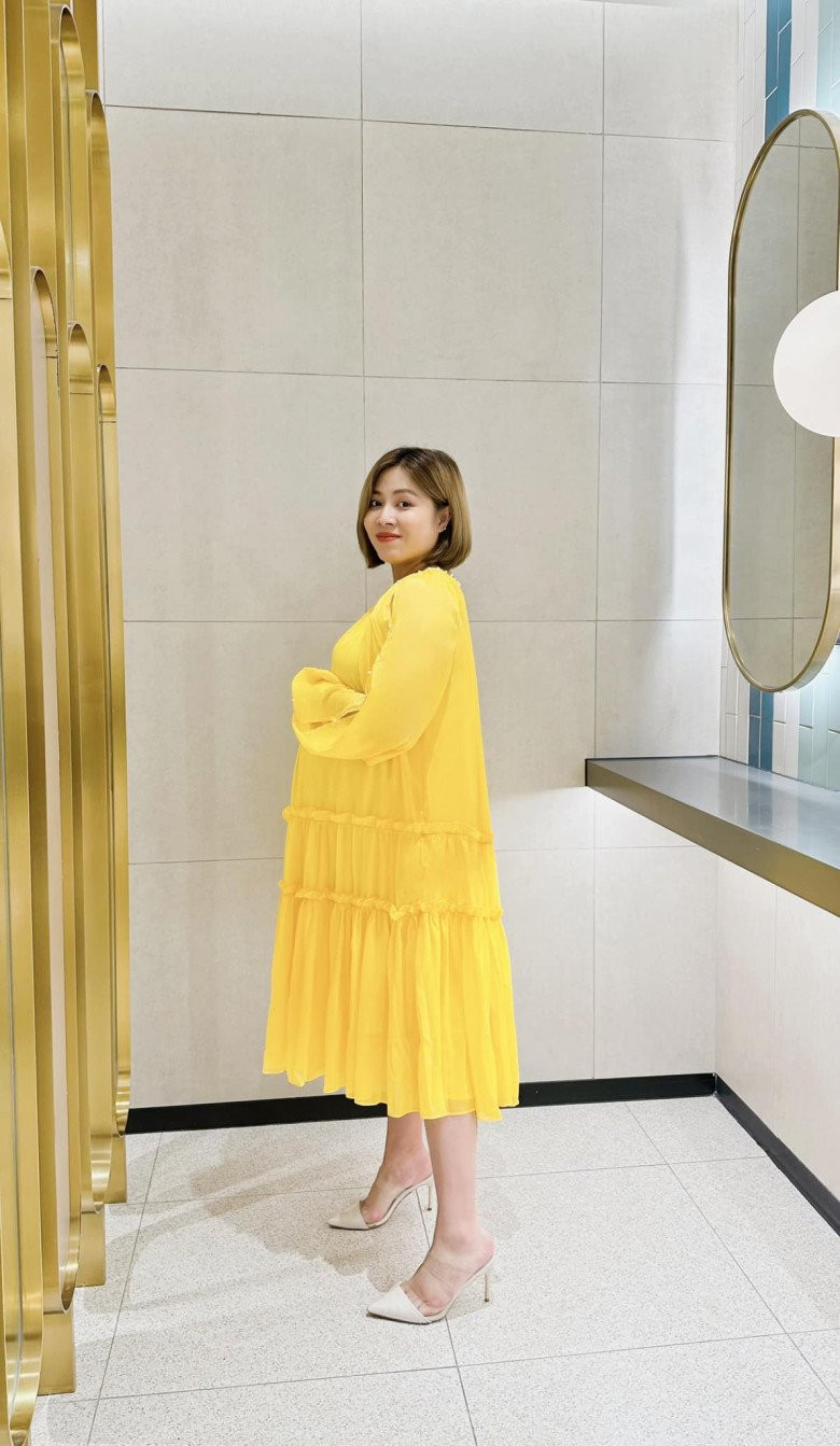 Ngắm nhìn hình ảnh của "mẹ ỏng", nhiều fan không ngớt lời khen ngợi với vóc dáng cũng như sự quyến rũ của bà mẹ 3 con.