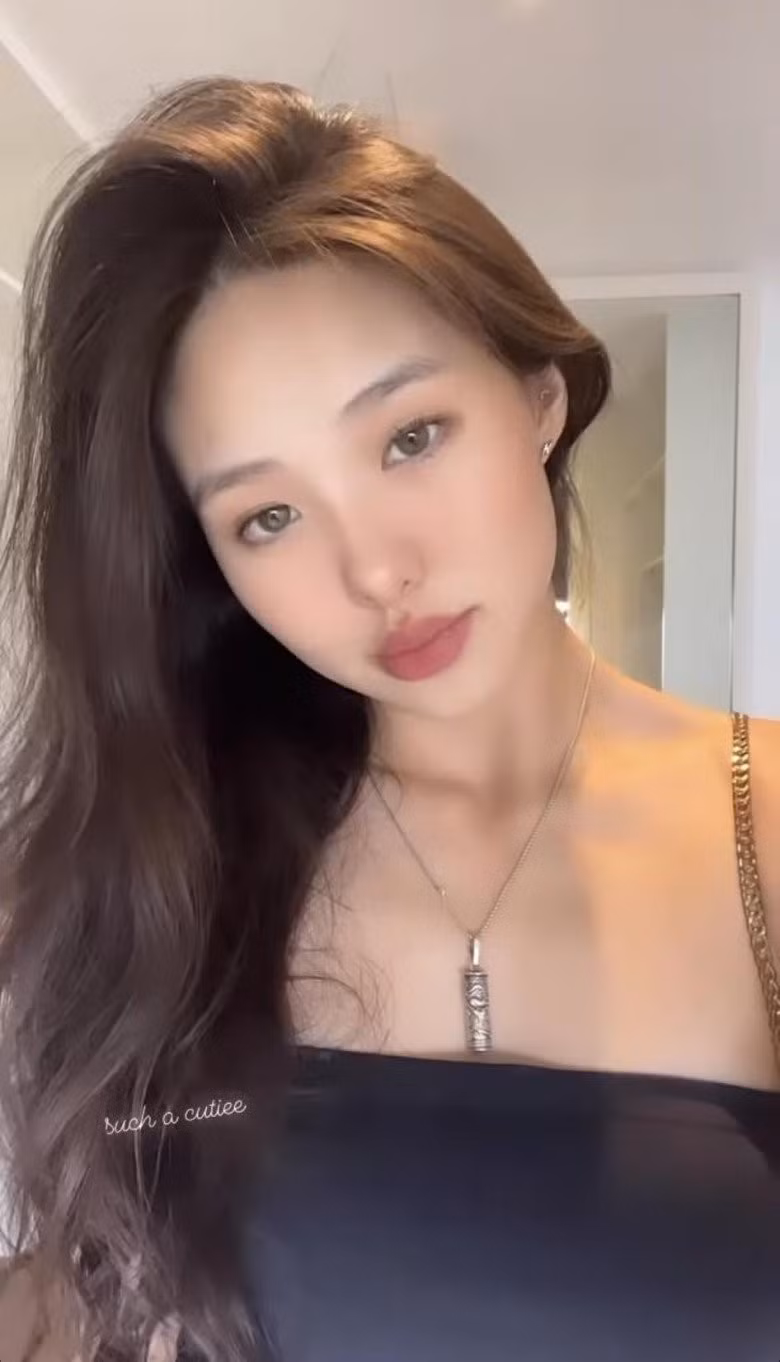 Con gái hoa khôi bóng chuyền ngay lập tức được chú ý với vẻ ngoài xinh xắn, trong trẻo, làn da trắng không tì vết.