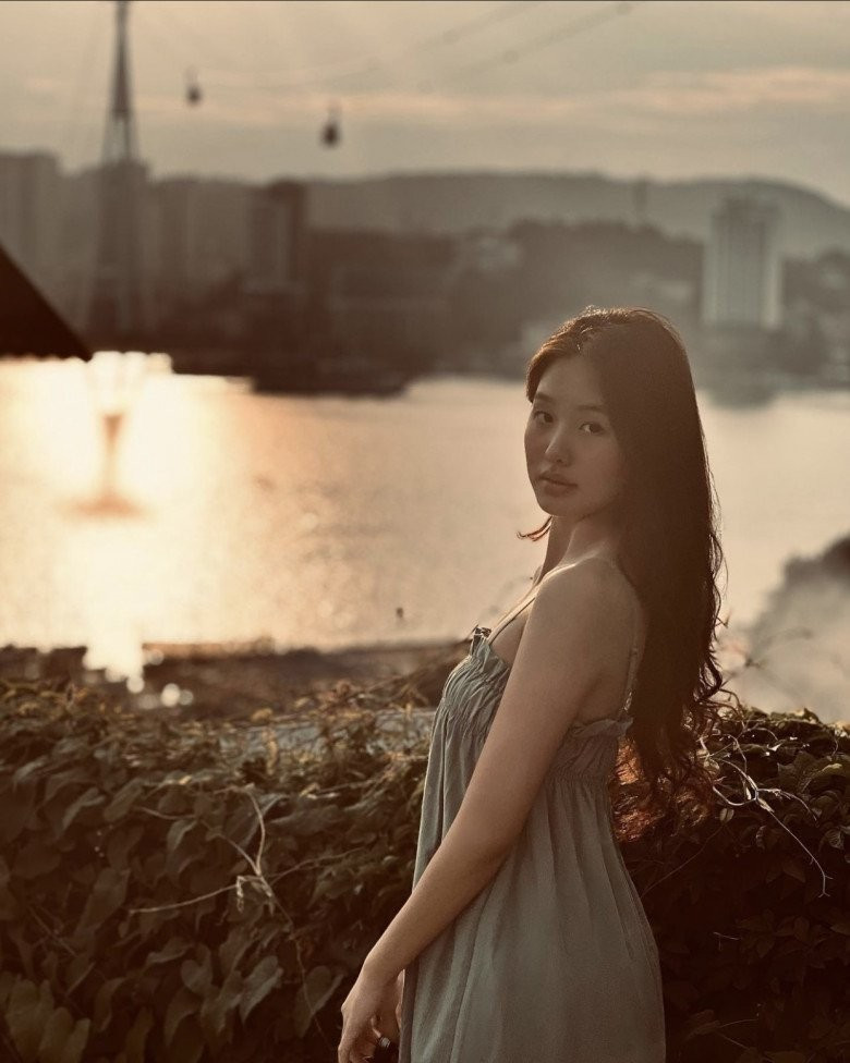 Kim Huệ trên MXH thường giấu kín chuyện đời tư của mình, kể cả con cái. Gần đây, khi con gái của cô bước vào lớp 10, hot mom mới mạnh dạn chia sẻ nhiều hơn về con.