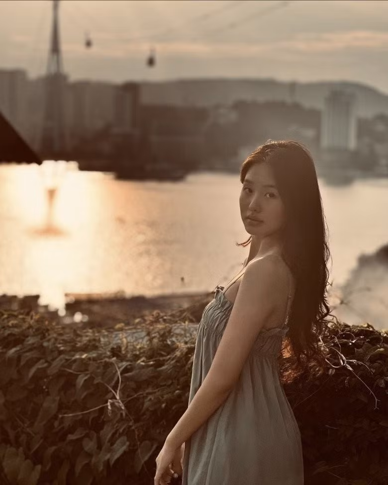 Kim Huệ trên MXH thường giấu kín chuyện đời tư của mình, kể cả con cái. Gần đây, khi con gái của cô bước vào lớp 10, hot mom mới mạnh dạn chia sẻ nhiều hơn về con.