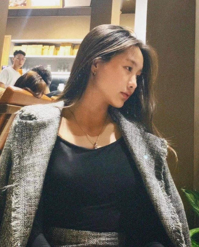 Vốn sở hữu những đường nét cuốn hút nên Huệ Anh lớp 10 chỉ cần làm đẹp đơn giản cũng đủ giữ chân bao người ở những góc chụp selfie.