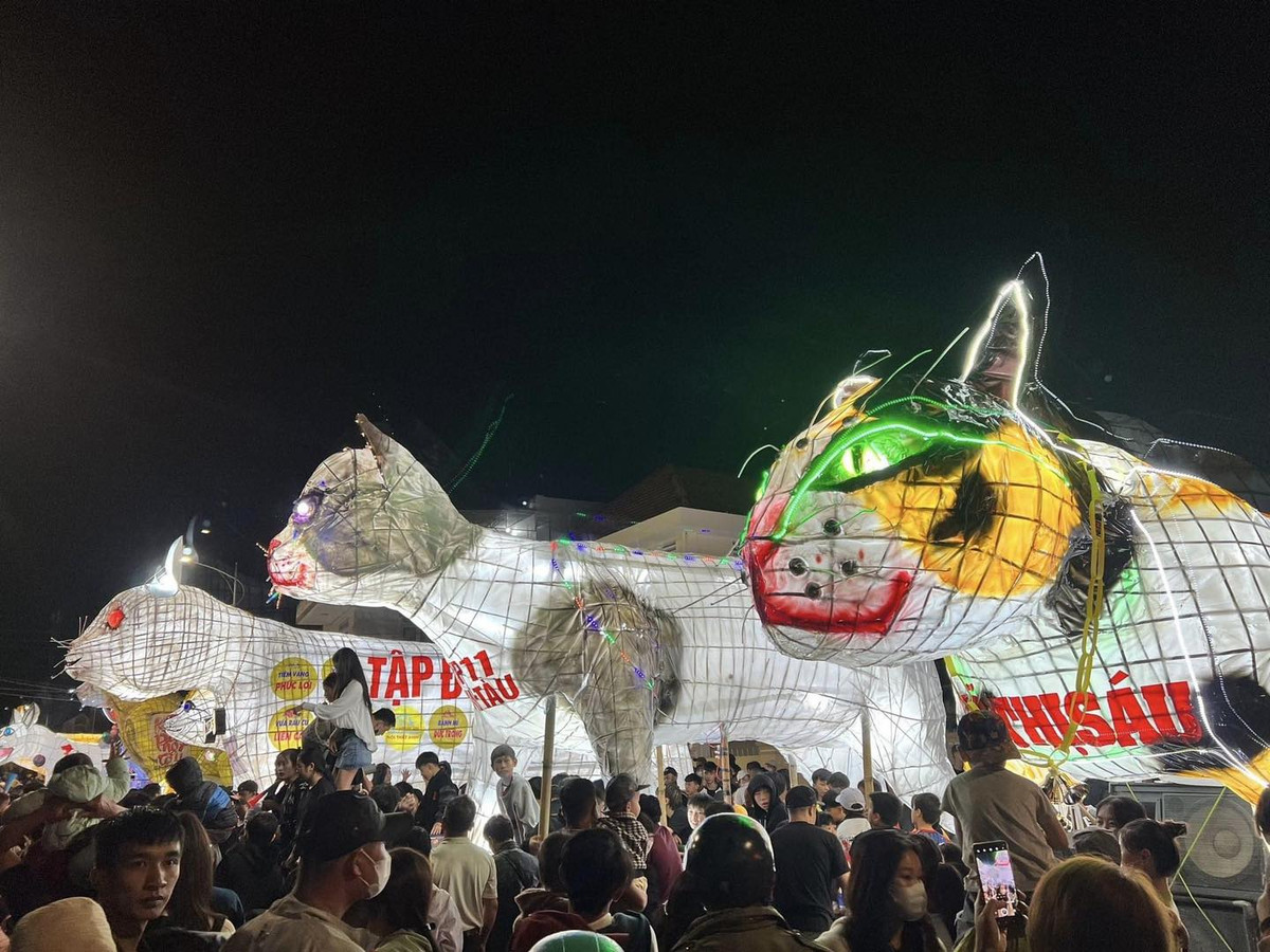 Nhưng nhiều tấm hình của các linh vật Trung thu nơi đây được đăng tải lên mạng xã hội khiến người xem "dở khóc dở cười".