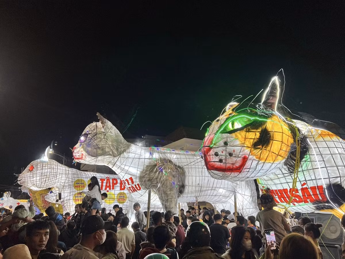 Nhưng nhiều tấm hình của các linh vật Trung thu nơi đây được đăng tải lên mạng xã hội khiến người xem "dở khóc dở cười".