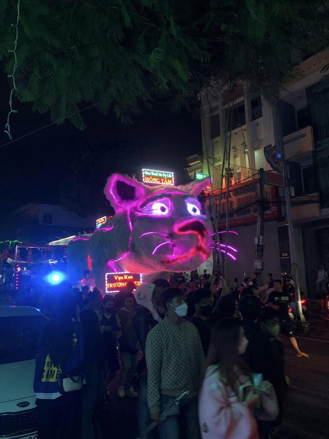 Không ít nơi đã đầu tư tổ chức địa điểm phá cỗ, trang trí mâm ngũ quả và cả tạo dựng các linh vật thật đặc biệt để đem đi diễu hành dịp Tết Trung thu, trong đó phải kể đến ở Lâm Đồng.