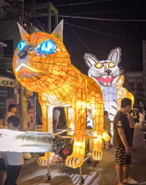 Những mô hình linh vật mèo này hiện tại vẫn tạo sức hút lớn trên MXH. Ảnh: Fanpage Ngáo